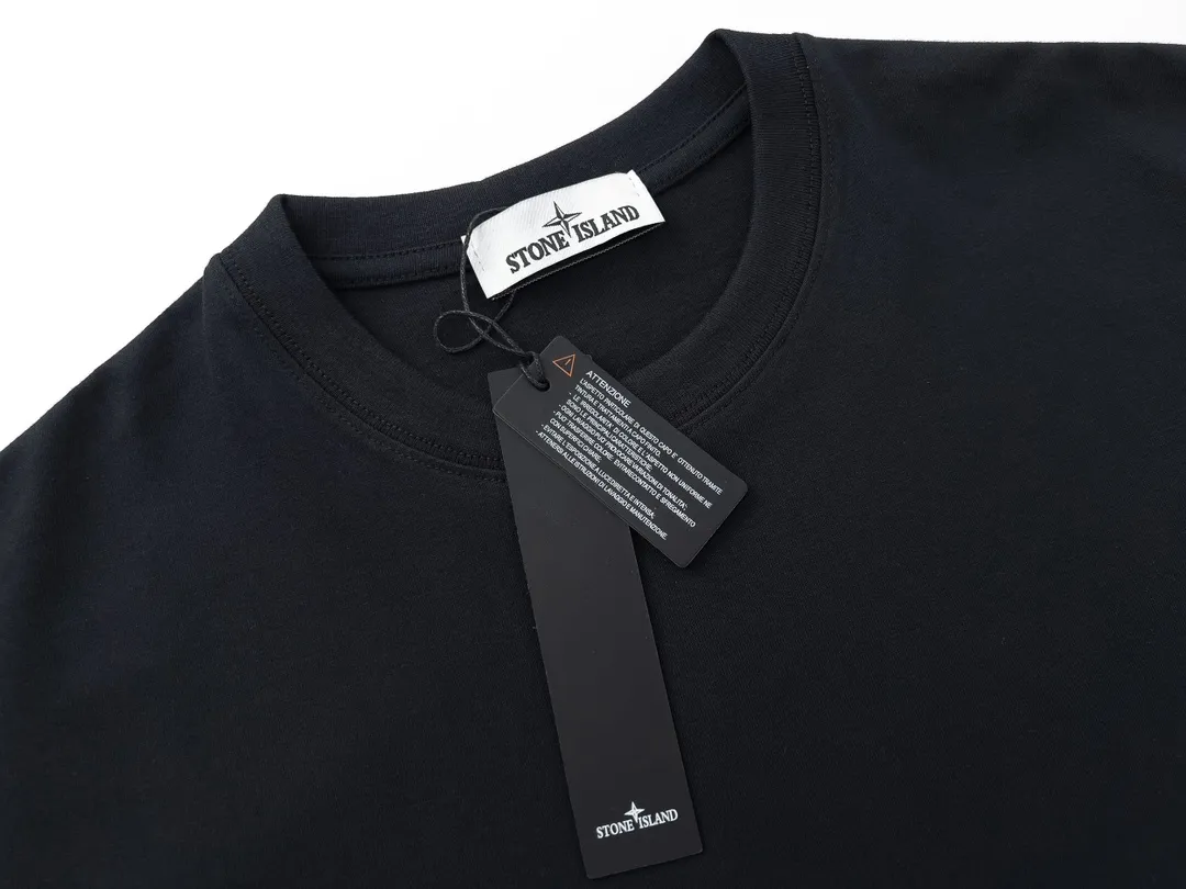 W618#P110💰 [Stone lsland/Stone Island summer new cuff compass printed pattern short-sleeved T-shirt] ⚠️[Original creation, high control of details] Made of 260g combed cotton 32-count double yarn, soft and comfortable to the touch, sweat-absorbent and breathable. -Simple basic and versatile style, original quality, the first choice for couples. -Made in a large factory, four needles and five threads on the shoulder, neatly arranged, high quality workmanship. -Same style for men and women. Very versatile, one piece for everyone, details are clearly visible. Color: Black White Size: M L